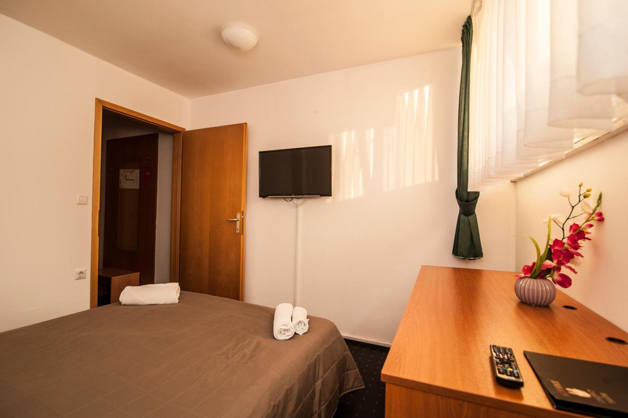 Hotel Faraon Celje Oda fotoğraf