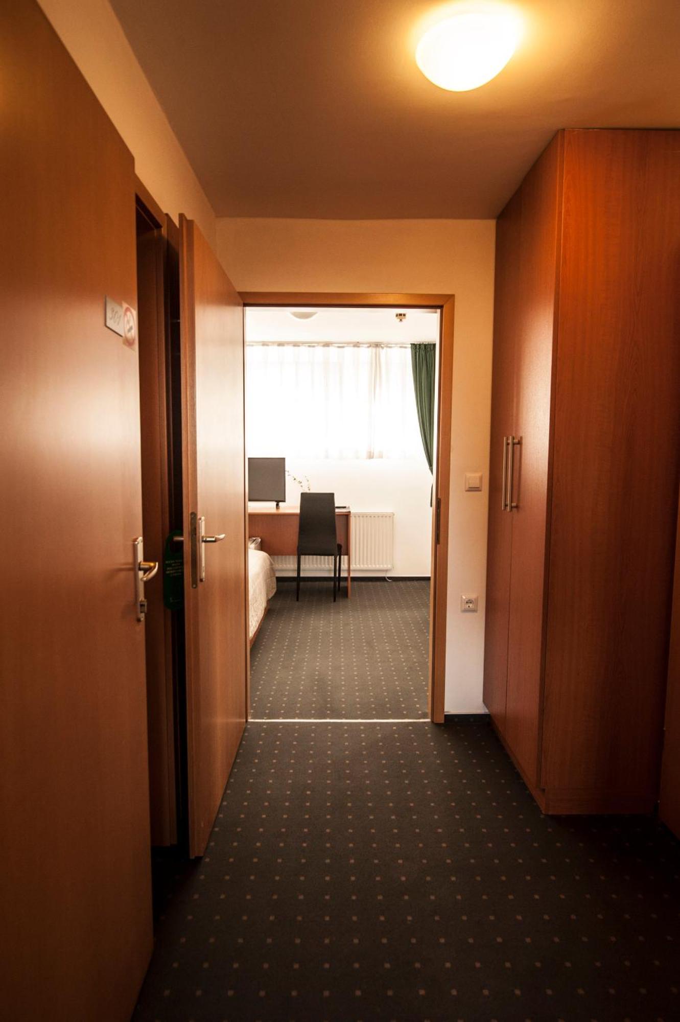 Hotel Faraon Celje Oda fotoğraf