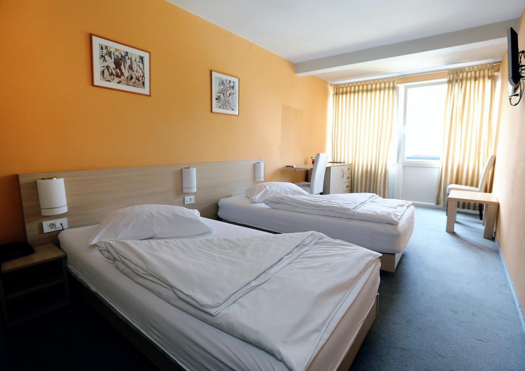 Hotel Faraon Celje Oda fotoğraf